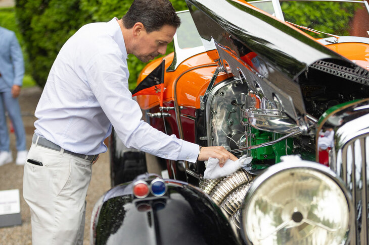 審査の時間まで、各参加者はクルマの点検に拭き上げと、準備に余念がない。