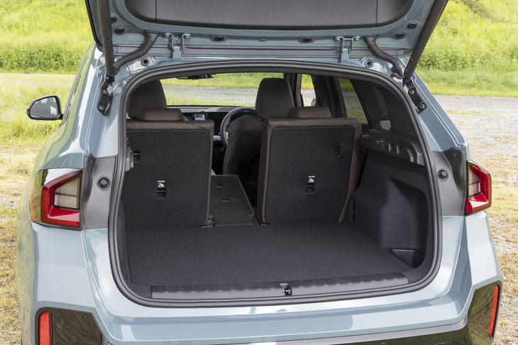 500～1545リッターの荷室容量はガソリンエンジンモデル（540～1600リッター）よりもわずかに小さく、「iX1」（490～1495リッター）よりもわずかに大きい。