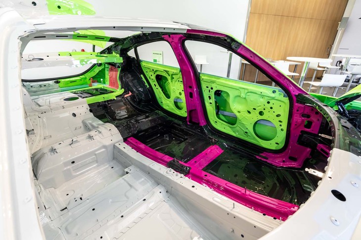 ボディーにはスチールとアルミの複合素材を採用。溶接や圧着、リベット留めなどの接合技術を組み合わせることで、高い剛性を実現したという。