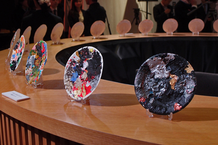 アートカーのデザインのもととなった“紙皿の絵画パレット”も、レセプションの会場に並べられた。「神からの波動を受け取って表現するのが芸術家。ならば、その受け皿（＝パレット）もひとつの作品である」というのが横尾氏の考えで、今回は、このパレットをモチーフにアートカーが制作された。