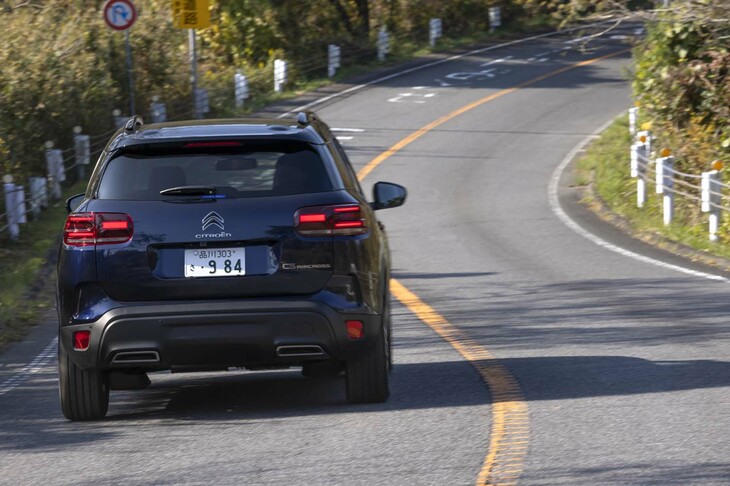 筑波山のワインディングロードを行く「C5エアクロスSUV」。足まわりにはバンプストップラバーに代えてセカンダリーダンパーを採用した「プログレッシブハイドローリッククッション」を使う。