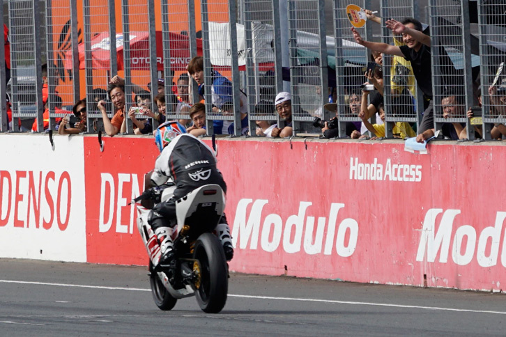 11時間のゴール！ 皆の気持ちがひとつになった！ 最高の笑顔！ 耐久レースの醍醐味（だいごみ）だ！ 猛暑の中、1万rpm以上を常用して、11時間走行。エンジンやミッション等のトラブルはまったくなかったどころか、フィーリングもほぼ一定だった。
	 