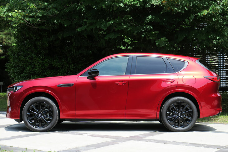 FRベースであることを感じさせる、ロングノーズ・ショートデッキのサイドビュー。フロントフェンダーにはスポーツカーを思わせるサイドシグネチャーがあしらわれる。