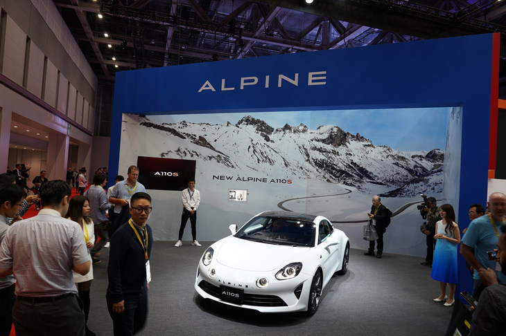 第46回東京モーターショーにおける、アルピーヌの展示ブースの様子。アルピーヌにとって、日本は世界第3位の重要な市場なのだ。