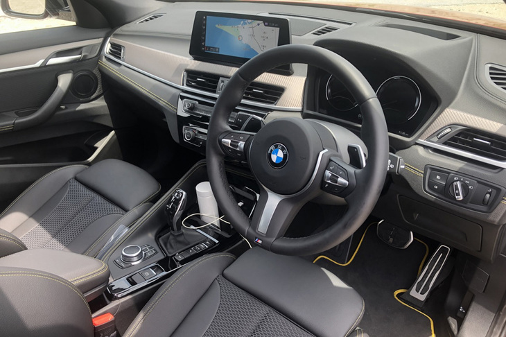 「X2」は乗り降りがとってもラク。 ドアは長くないし、シートの高さもちょうどいい。「MスポーツX」グレードには「Mスポーツレザーステアリングホイール」や「アルミニウムヘキサゴンアンソラジットインテリアトリム」などが標準で装備される。