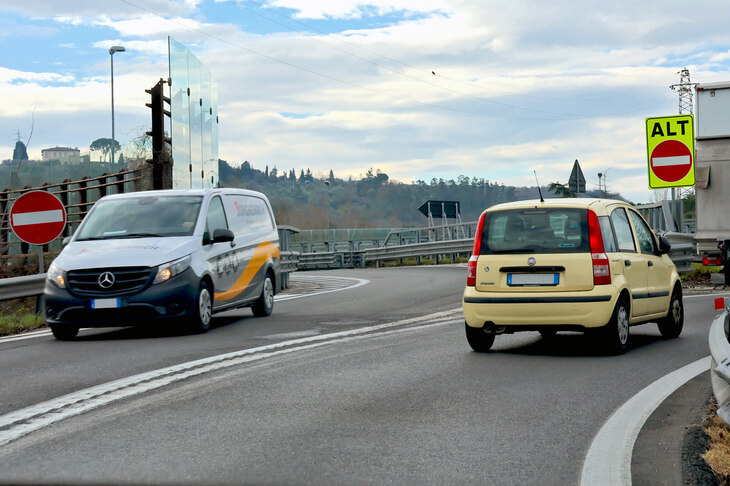 イタリアを代表する幹線高速道路、アウトストラーダA1号線“太陽の道”でも、出口ランプと入り口ランプを対向車線で済ませていることが多い。これは、フィレンツェ郊外インプルネータのインターチェンジ。