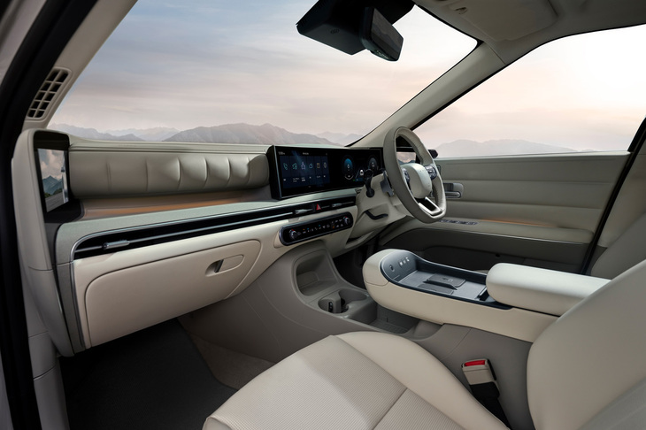 新型「ネッソ」のインテリア。水平基調のインストゥルメントパネルに置かれた湾曲したディスプレイが目を引く。