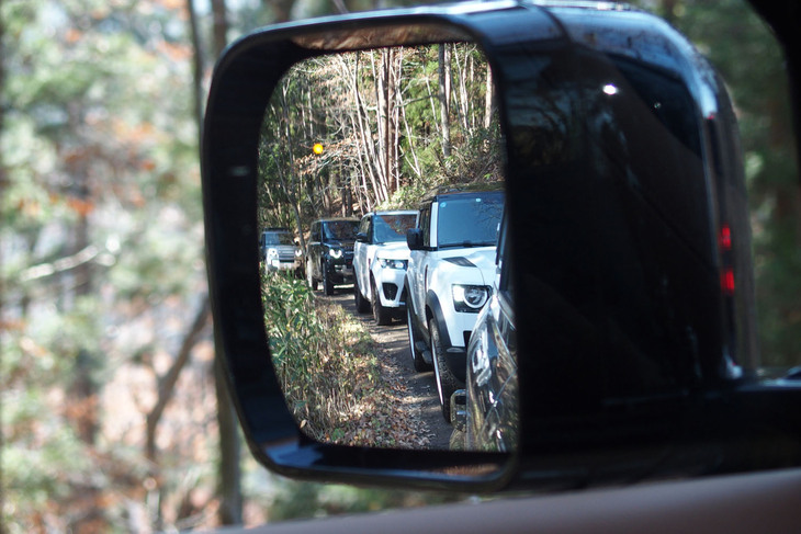 参加車両が連なった山岳コースでのひとコマ。日常では味わえない、ランドローバーを愛する仲間と走るという感覚も新鮮で楽しい。
