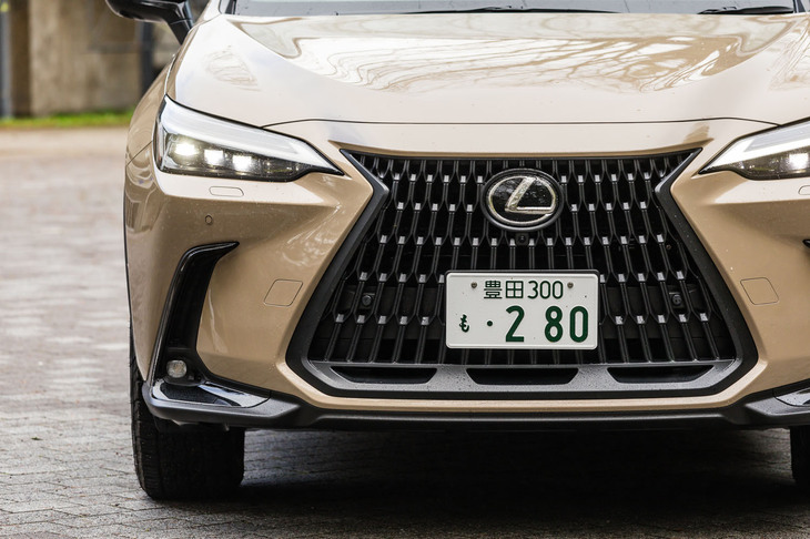 フロントグリルやドアハンドルの外装パーツをブラックでコーディネート。さらにこの試乗車は“オーバートレイル”専用ボディーカラー「ムーンデザート」をチョイスしている。