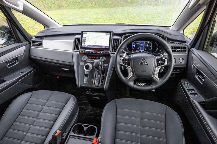 8インチのカラー液晶メーターや、運転席まわりのパネルに傷つきにくいダークグレー塗装を採用するなどしてアップデートされた運転席まわり。