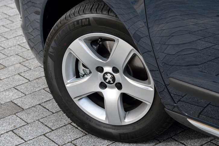 ホイールのサイズは16インチ。テスト車には、ミシュランの「ラティチュード ツアーHP」タイヤが装着されていた。