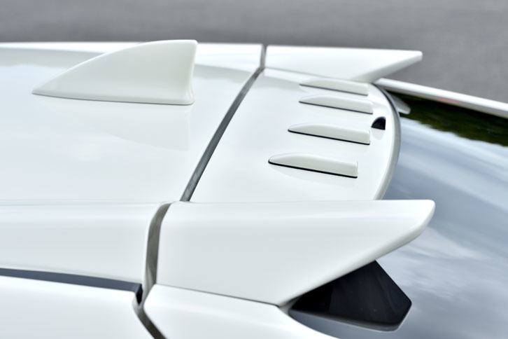 ルーフの後端に設置されたボルテックスジェネレーターは、空気の剥離（はくり）を抑えて、リアスポイラーの効果を高める。