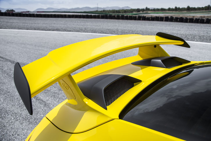 車両後部のエンジンフード上にはラムエアスクープが2つ配置され、エンジンルームに冷却風を送る。