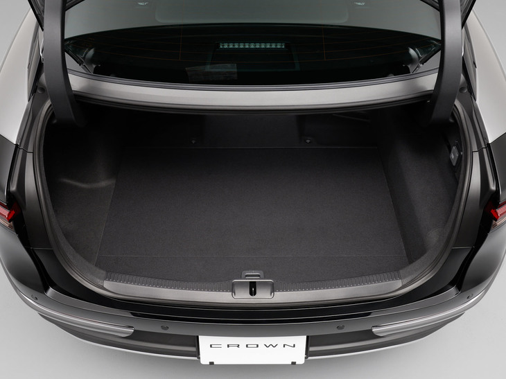 「クロスオーバー」を名乗るものの、独立したトランクスペースを備えたスリーボックスの4ドアサルーンだ。