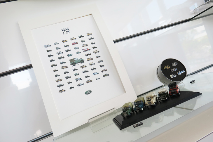 「ランドローバー・ディフェンダー」のグッズ類。