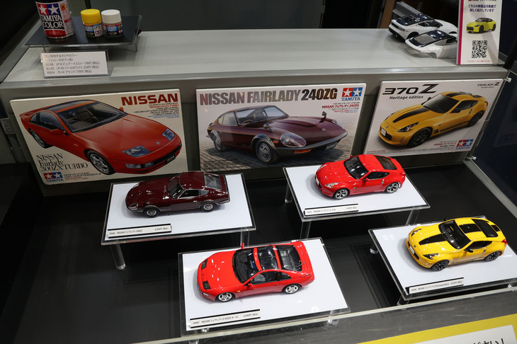 新型のリリースに合わせて、販売中の歴代モデル「フェアレディ240ZG」（初代S30）、「フェアレディZ 300ZXターボ」（4代目Z32）、「フェアレディZ」（6代目Z34）、「フェアレディZヘリテージエディション」（6代目Z34）のキットも展示されていた。残念ながらこれを機に2代目S130、3代目Z31、5代目Z33を含めた歴代すべてのキットを再版、というわけにはいかなかったようだ。