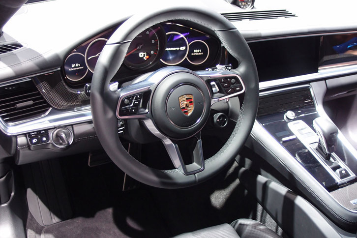 ポルシェ・パナメーラ スポーツツーリスモ