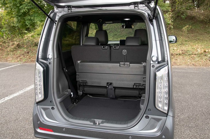 デッキボードは折りたたんでリアシートの背もたれの裏に固定できる。この状態であれば大型スーツケースを立てて並べられる。