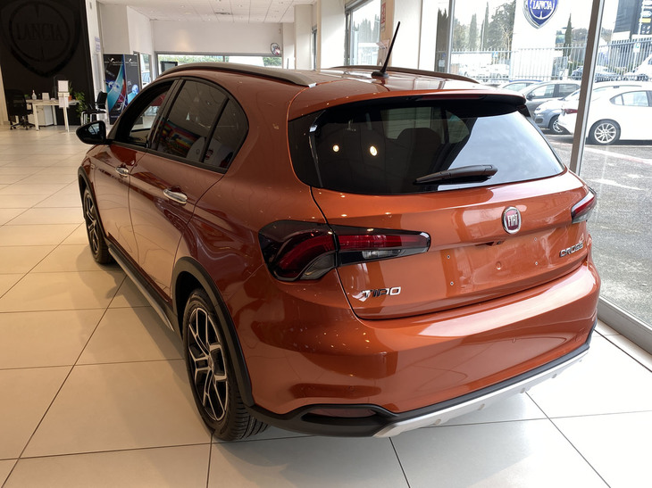 展示車の価格は2万3500ユーロ（約298万円）。「クロス」は最量販バージョンを狙うのではなく、「ティーポ」全体のイメージを若返らせる役割を持たされている。