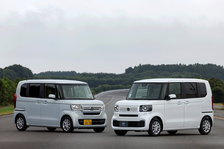 従来型（写真向かって左）と新型（同右）の2台の「N-BOX」。3代目となる新型では、車両のプラットフォームやパワートレインを、従来型からキャリーオーバーしている。