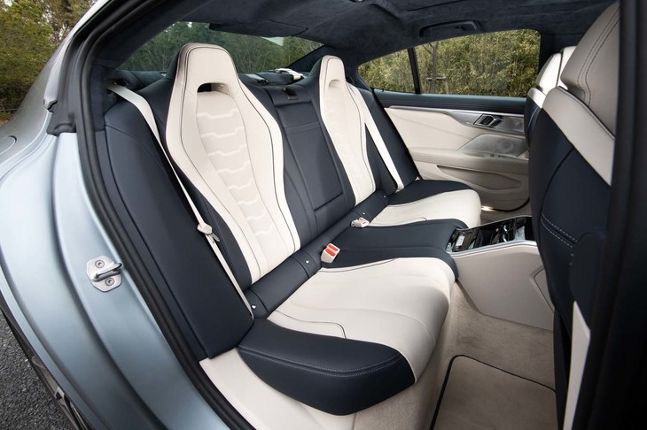 諸元表には5人乗りと表記されているが、立派なセンタートンネルが伸びているため、実用上は4人乗りとなる。