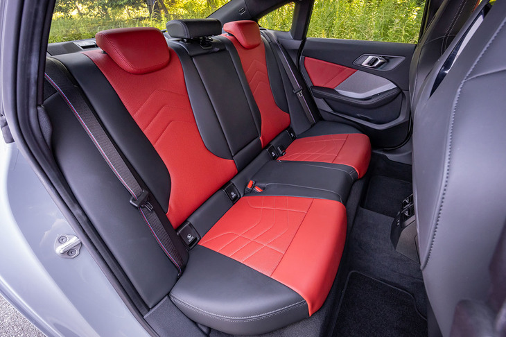 フロントと同じく、リアシートもパーフォレーテッドヴェガンザレザーを用いたコーラルレッドとブラックのコンビネーション表皮で仕立てられている。クーペスタイルではあるものの後席の圧迫感は最小限で、頭上空間には余裕も感じられた。