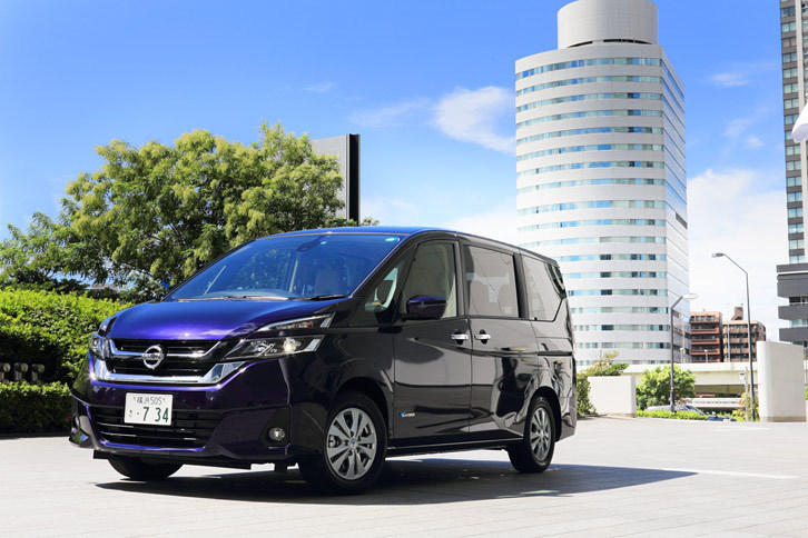 ボディーカラーのバリエーションはテスト車の「アズライトブルー」を含む全13種類。ルーフを車体とは別色で塗り分けたツートン仕様も用意されている。