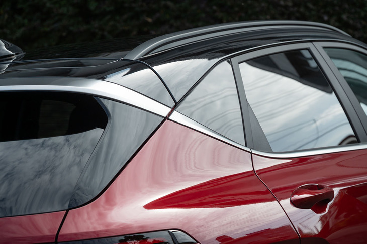 ベルトラインから続くシルバーのモールがリアピラーではね上がり、リアスポイラーにつながる。