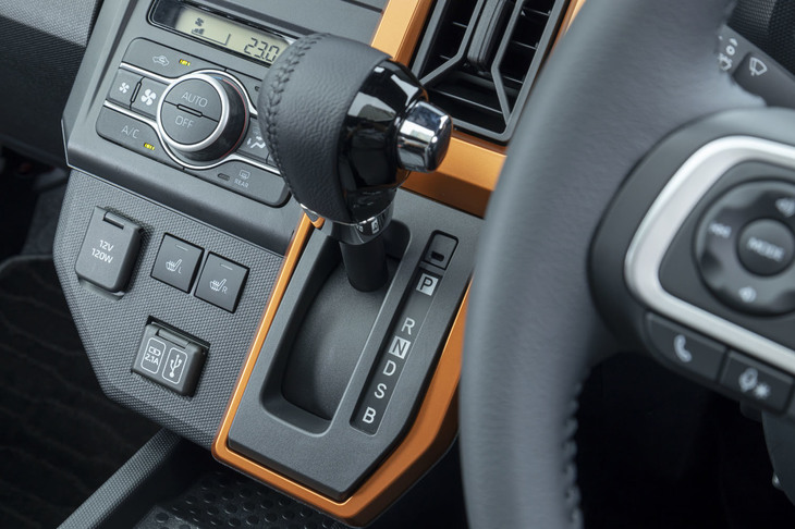 オレンジの装飾パネルは「G」「Gターボ」のみに採用。廉価モデル「X」のインテリアは、ブラックとグレーのモノトーンとなっている。