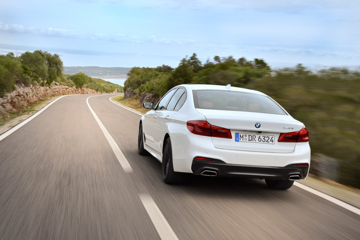 「540i」の動力性能については、0-100km/h加速が5.1秒、最高速が250km/hと公称されている。