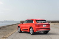 「e-tron 50クワトロ アドバンスト」の全長（4900mm）は、マツダの3列シートSUV「CX-8」と同じ。ただし全幅はCX-8比で10cmほど広く、全高は10cm低い。