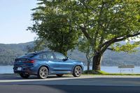 試乗車の外装色は有償オプションの「ファイトニックブルー」。これを含め「xDrive20d Mスポーツ」には、全5種類のボディーカラーが設定されている。スポーティーなデザインのフロントエプロンやサイドスカート、ワイドホイールアーチは、同モデルで標準採用の「Mエアロダイナミクスパッケージ」に含まれるアイテム。