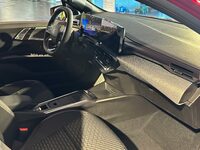 助手席側から室内を見る。