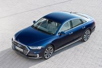 一方、「A8」の顔まわりは凹凸がなく、“のぺっ”とした面にランプ類やグリルなどが張り付いているような印象を受ける。