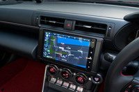 カーナビゲーションは24万4310円のディーラーオプション。当然ながらバックモニター（1万7600円）はこれとセットでしか装着できない。