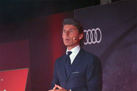 ニューモデル発表会の壇上にて、「特別感」「SUVへのシフト」「ハイパフォーマンススポーツ」というアウディ スポーツの3つの柱について説明するヴィンケルマン氏。