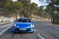 エンジンは252psを生み出す1.8リッター直4ターボ。車重が1103kg（「プルミエールエディシオン」の場合）にすぎないので、十分にパワフルだ。