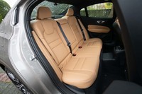 リチウムイオンバッテリーを搭載するため、純ガソリンモデルと比べてセンタートンネルが大型化している。