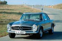 1963～1971年にかけて販売されたW113型「メルセデス・ベンツSL」。「280SL」は2.8リッター直6エンジンを搭載した上級モデルである。