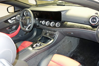 インテリアには、タービン型のエアアウトレットや、12.3インチの液晶を2つ並べた「コックピットディスプレイ」などが備わる。