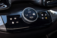 センタークラスターには、空調や車高調整機能などを操作するコントロールパネルを配置。操作はダイヤル式のコントローラーとタッチパネルで行う。