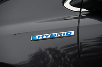 ボディーカラーは、テスト車に採用されていた「ルーセブラック・メタリック」（写真）や「プレミアムクリスタルレッド・メタリック」を含む、全6色のラインナップとなっている。