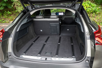 「C5 X」の荷室容量は545～1640リッター。後席の背もたれが40：60分割で倒せるうえに荷物の積み下ろしに便利なフロアレールが付いている。