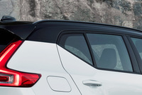 「XC40」ではガラスエリアの下端のラインが、後方で大きく上に跳ね上がっている。