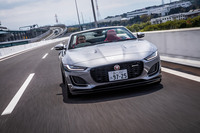 今回の試乗車は「アイガーグレイ」と呼ばれる外装色をまとっていた。これを含め「FタイプR-DYNAMICブラック コンバーチブルP450」では、全3種類からボディーカラーが選択できる。