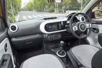 人間工学に基づき視認性のよさが追求されたコックピット。ホワイトのトリムが目を引く。