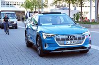 フランクフルトショーで“プレスタクシー”として使われていた「アウディe-tron」。こうした例を除くと、今回のドイツ取材でEVはほとんど見なかった。