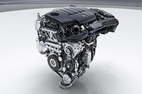 「OM654q」と呼ばれる2リッター直4ディーゼルターボエンジンは、最高出力150ps、最大トルク320Nmという実力。ピエゾインジェクターを使用するコモンレールダイレクトインジェクションシステムや可変タービンジオメトリーを持つターボチャージャーを採用しており、低回転域から高回転域まで全域でトルクフルな加速を可能にするという。