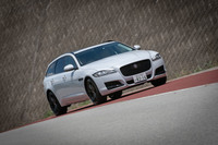 「スポーツブレイク」には、積荷の重さによって車体が傾いても、水平をキープするよう自動的に調整する「セルフレベリング機能付きリアエアサスペンション」が標準装備される。