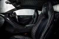 ヘッドレストには「Vanquish S」のロゴがステッチされる。